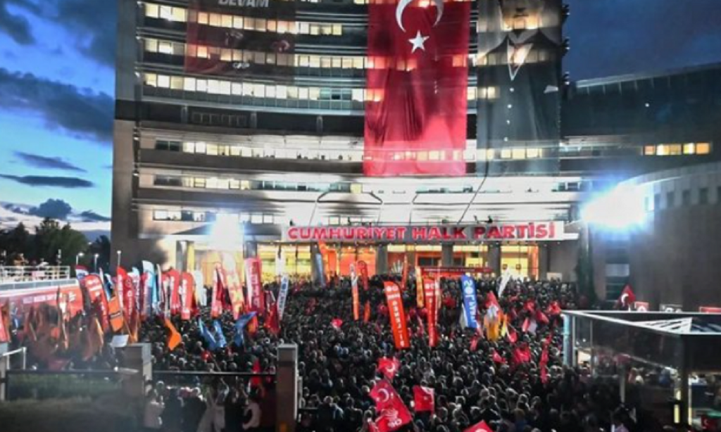 Kaos në partinë opozitare turke, policia futet në seli turqi