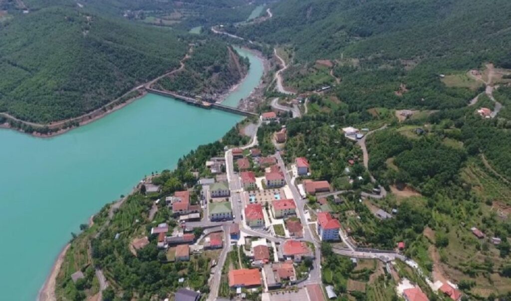 Drejt përfundimit projekti për rivitalizimin e vijës liqenore në Ulëz (Foto) ulza