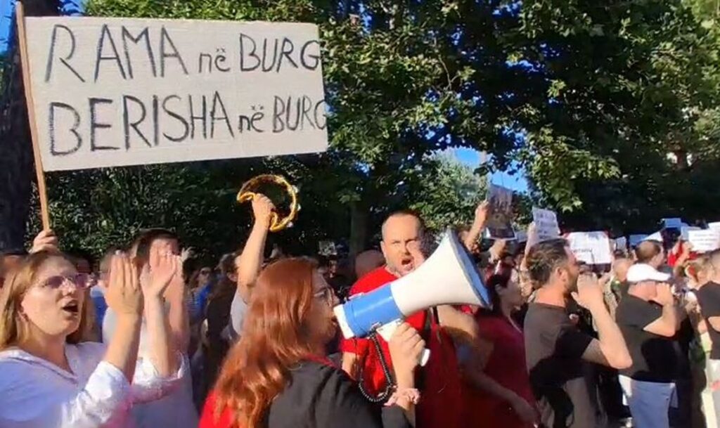 “Rama në burg, Berisha në burg”- Të rinjtë mbushin sheshin para Kryeministrisë! Kërkojnë largimin e kryeministrit 2