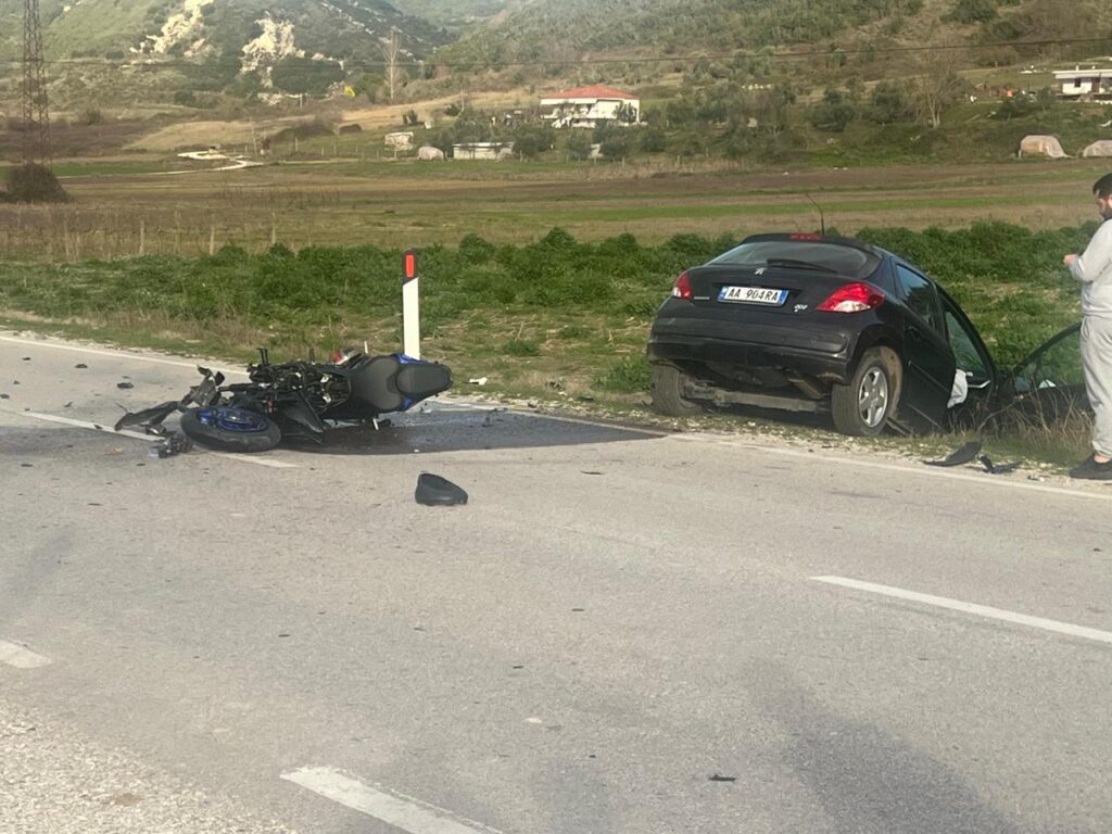 Aksident në autostradën Vlorë–Fier/ Automjeti përplaset me motor pranë rrethrrotullimit të Panajasë 32cb04a9 ea96 4a7e aa21 c98c997c5ace