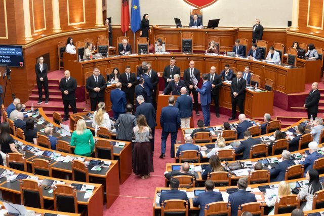 Debate në Kuvend/ Demokratët bllokojnë foltoren, ndërpritet seanca plenare 640 0 1781775262xwhatsapp image 2026 06 18 at 112339 867