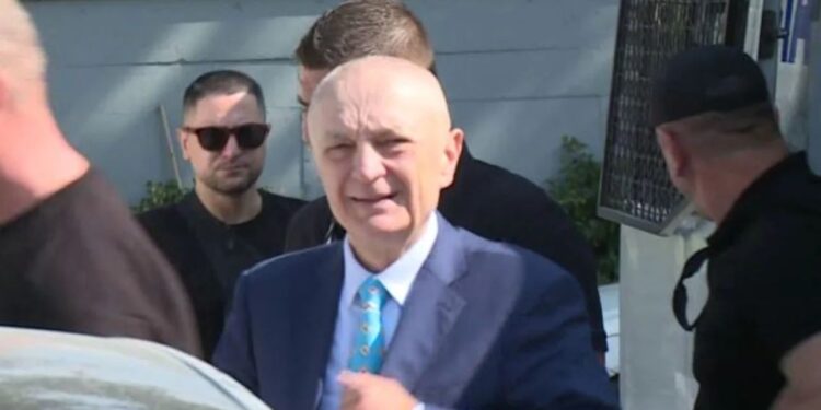 Ilir Meta lë sërish qelinë për të pritur ngushëllimet për ndarjen nga jeta të të atit IMG 4575