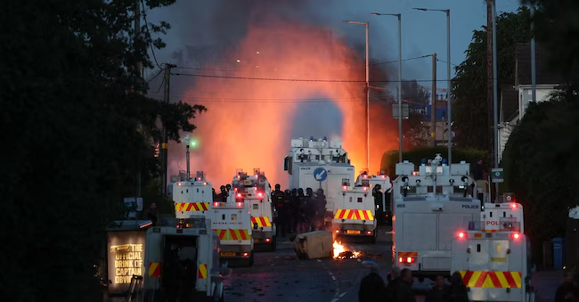 Sulme me tulla, zjarr dhe molotovë! Nuk ndalet dhuna në Irlandën e Veriut IMG 5172