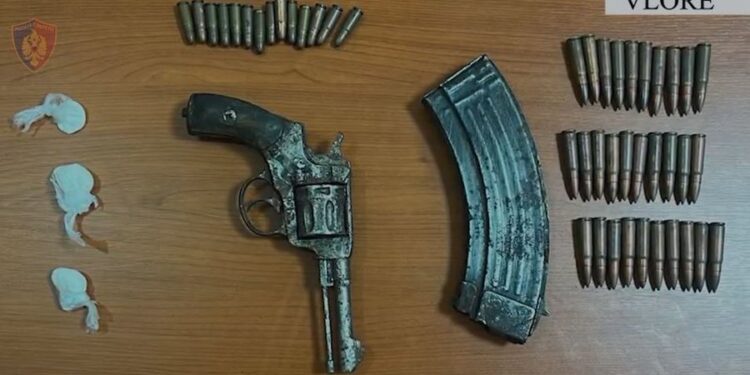Armë, kokainë e kanabis, arrestohen dy persona në Vlorë IMG 5322