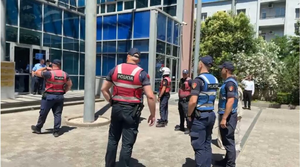 Sherr brenda kafazit në GJKKO, të pandehurit dhunojnë njëri-tjetrin, detajet e para IMG 5382