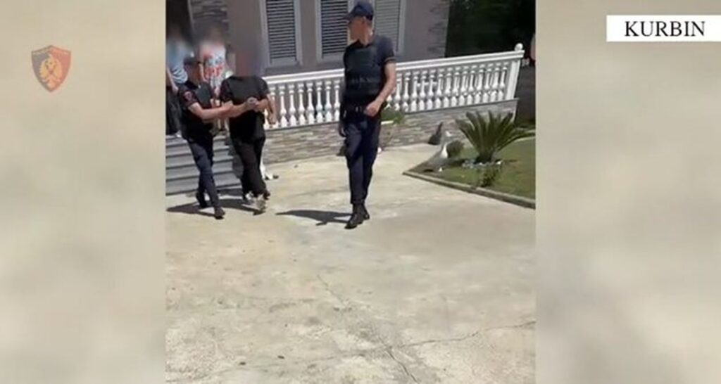 I gjenden në banesë heroinë dhe bimë narkotike, arrestohet 48-vjeçari në Kurbin Lac