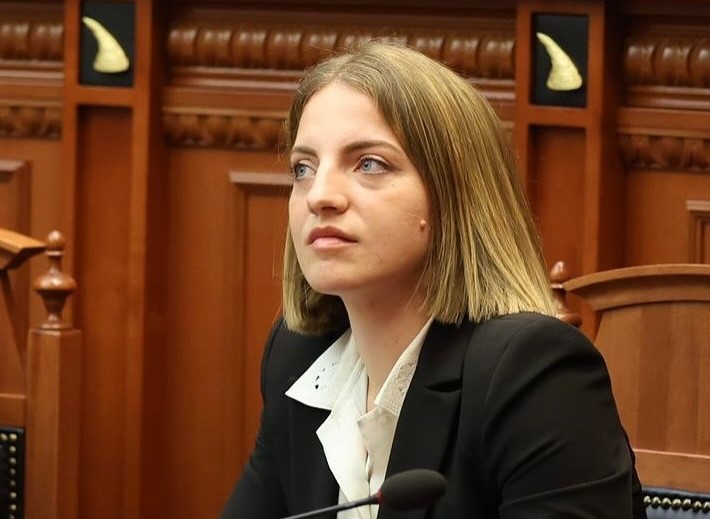 Deputetja Koçeku “sfidon” PS-në pas largimit nga grupi parlamentar: “Shpërndajeni parlamentin, shkojmë në zgjedhje të parakohshme” Marjana Koceku