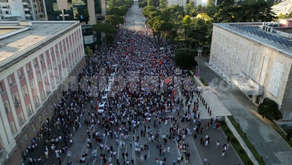Vetëm 1.2% në protesta, vetëm 18.9% opinion pozitiv për Berishën Protesta