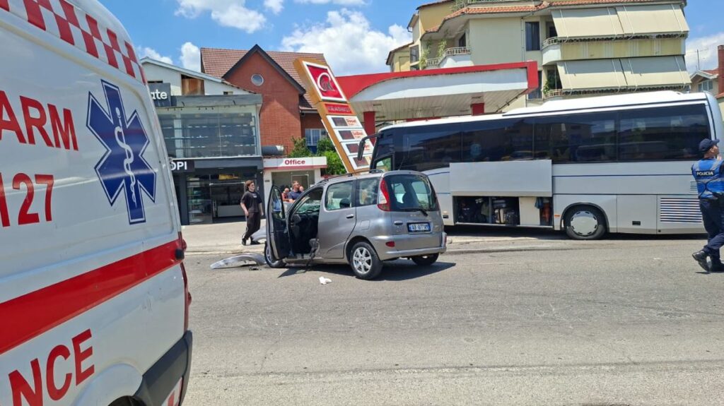 Autobusi me nxënës përfshihet në aksident në Elbasan, fatmirësisht pa të lënduar autobusi3