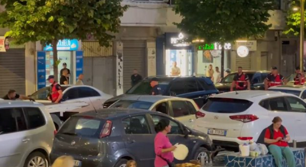 Ndjekje si në filma në qendër të Durrësit/ Policia rrethon “ML”-në e zezë, një i ri arratiset mes trafikut durres