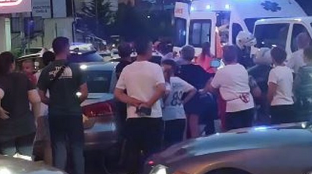 Tentoi të grabiste marketin në Kinostudio/ Autori kundërshton blutë, shoqërohet i pl*gosur me ambulancë grabitje