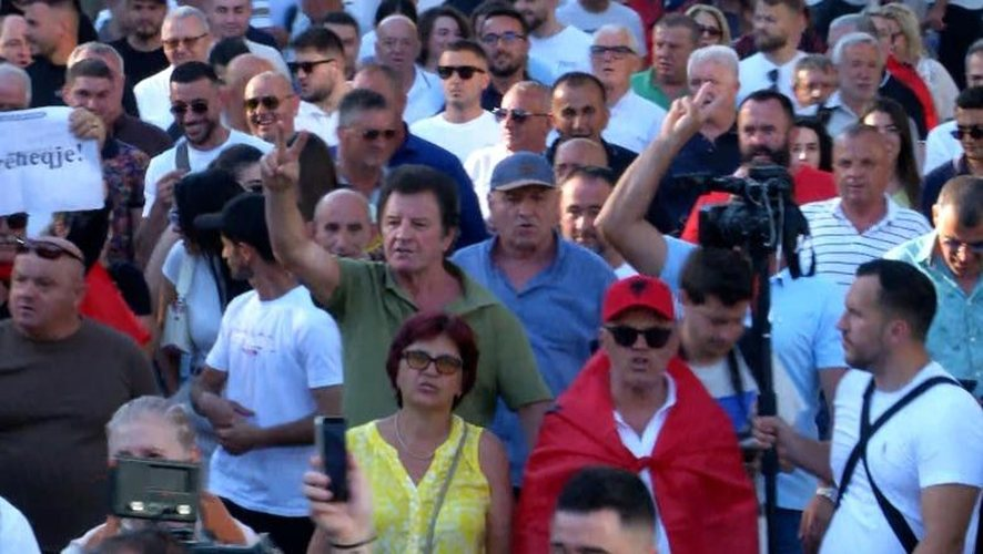 Pas urdhërit të Berishës, Sali Lusha dhe i biri shfaqen në protestë, nervozohen me qytetarët që thërrasin "Berisha n'burg" 1 image 7