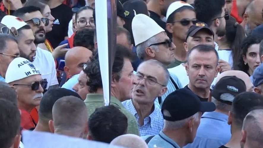 Pas urdhërit të Berishës, Sali Lusha dhe i biri shfaqen në protestë, nervozohen me qytetarët që thërrasin "Berisha n'burg" 2 image 8