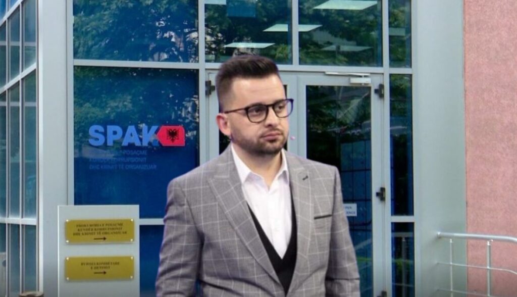 Shkelje në tendera me vlerë mbi 30 mln €, dërgohen në gjyq kryebashkiaku i Kolonjës isai