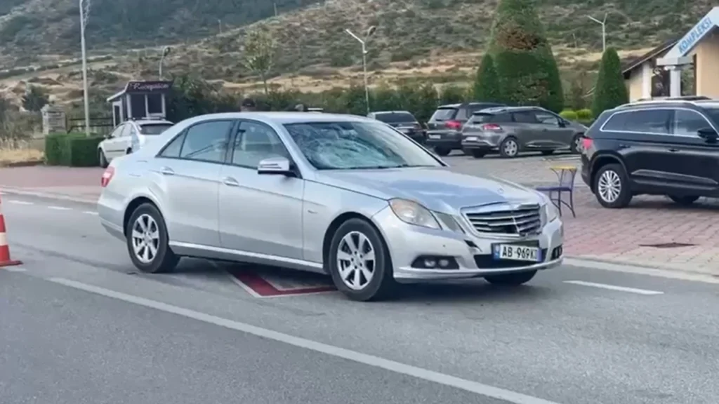 Aksident i rëndë në aksin Pogradec-Lin, humb jetën një grua, plagosen katër persona lini sot