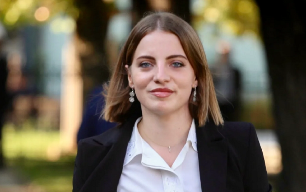 Fiku telefonin pasi u largua nga grupi i PS, deputetja Koçeku vlerësonte investimet në resorte një javë më parë: Shqipëria ka nevoje për to marjana koceku