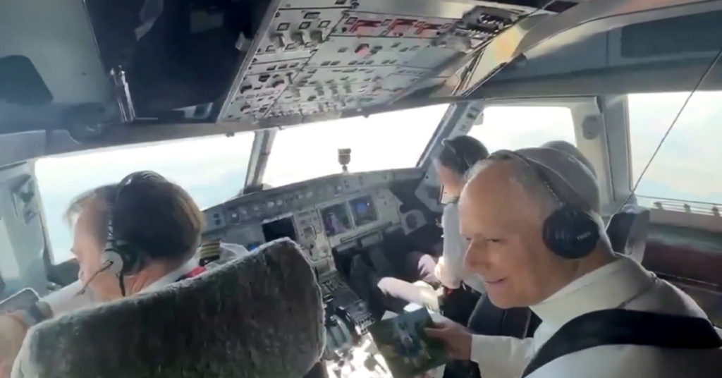 Moment simbolik, Papa Leo përshëndet pilotët gjatë fluturimit në Spanjë (Video) papa