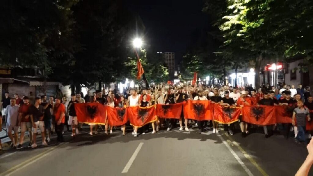 Ben Andoni: Pse ‘Flamingot’ nuk po kthehen dot në Lëvizje?! protesta 1