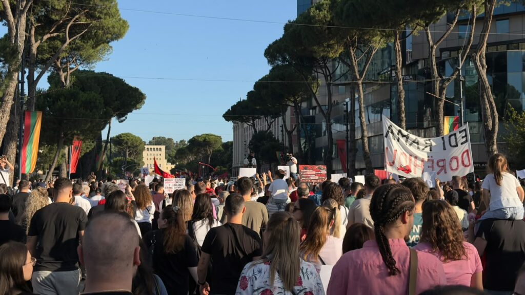 Nis hetimi ndaj 16 personave dhe dy të tjerë janë shpallur në kërkim, pas bllokimit të qarkullimit gjatë protestës në Tiranë protesta tirane 1024x576 1