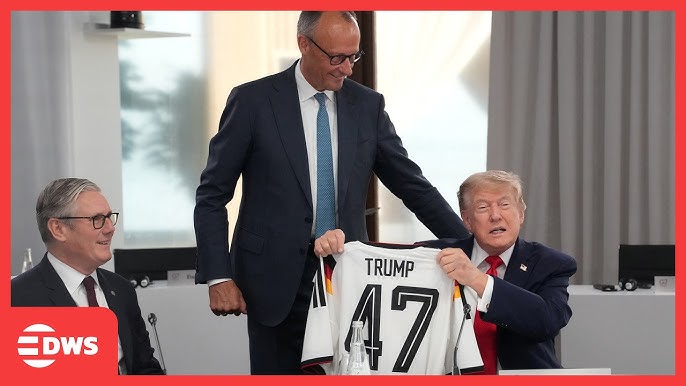 Trump merr dhuratë nga kancelari gjerman, fanellë me emrin e tij dhe numrin 47 trump