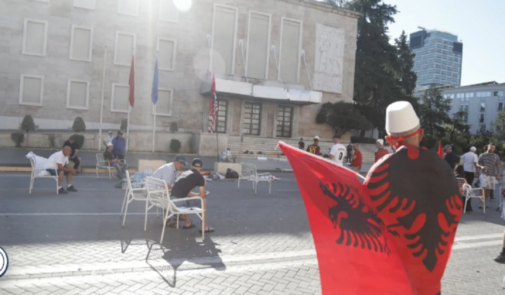 Dita e 21-të e tubimit/ Qëndruan deri në orët e para të mëngjesit para Kryeministrisë, policia procedon 9 protestues tubim