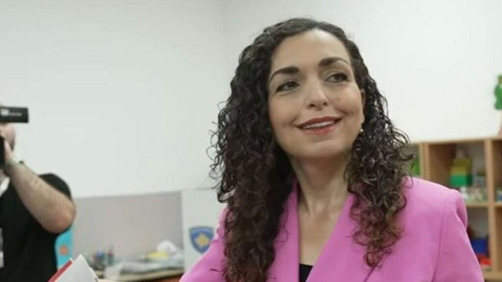 Ish-presidentja Vjosa Osmani i drejtohet kutive të votimit, thirrje qytetarëve të Kosovës: Ta shfrytëzojnë të drejtën e tyre demokratike vjosa