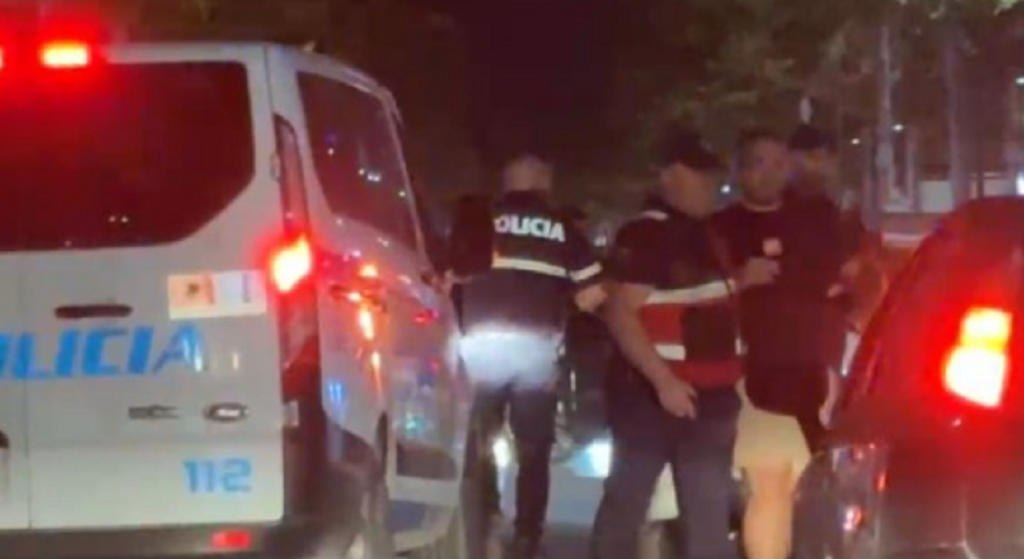 Konflikt mes disa personave në Vlorë, policia shoqëron në komisariat disa qytetarë vlore