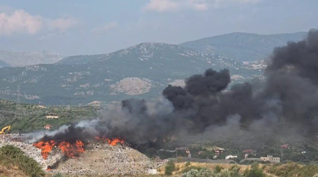 Vatër e madhe zjarri pranë Inceneratorit të Elbasanit zjarr elbasan inceneratori 2
