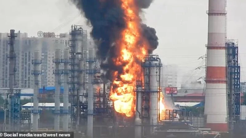 Sulmet ukrainase godasin sektorin energjetik rus, shfaqen mungesa karburanti, rritet presioni ndaj Putinit 1 109713269 15972831 Ukraine has been striking key Russian facilities like the Kapotn a 2 1783925614224 sd 800x450 1