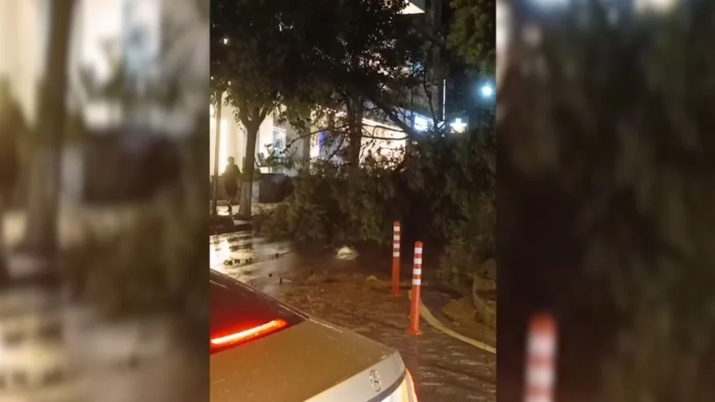 Stuhia prek Sarandën gjatë natës, tre persona të plagosur nga thyerja e xhamave, pema e rrëzuar dëmton automjetet 12weww sd