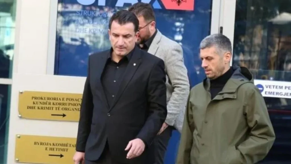 Veliaj firmos rikthimin e Alban Dokushit në detyrën e sekretarit të përgjithshëm Bashkia Tiranë, pasi u shkarkua me urdhër të Ristanit/ Zbatohet vendimi i formës së prerë i Gjykatës 1780472120 albandokushi sd