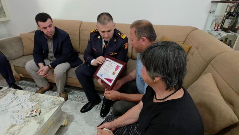 Policia e Shtetit nderon Dëshmorin Enea Mekolli, familjes i dorëzohet medalja e mirënjohjes dhe ndihma financiare 1783156324 sknderhita