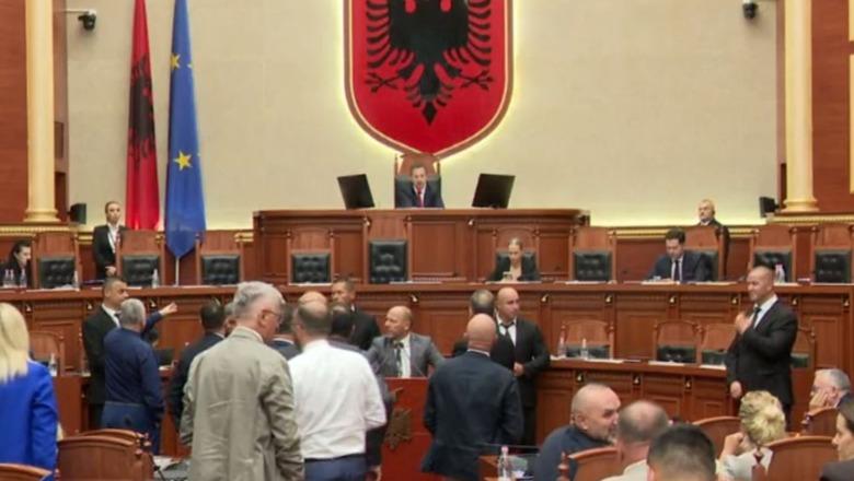 Tensione në Kuvend, deputetët e opozitës s’lejojnë prezantimin e raporteve për ‘Territorialen’! Boçi i bllokon foltoren Maznikut 1784803639 bllokimiifoltores