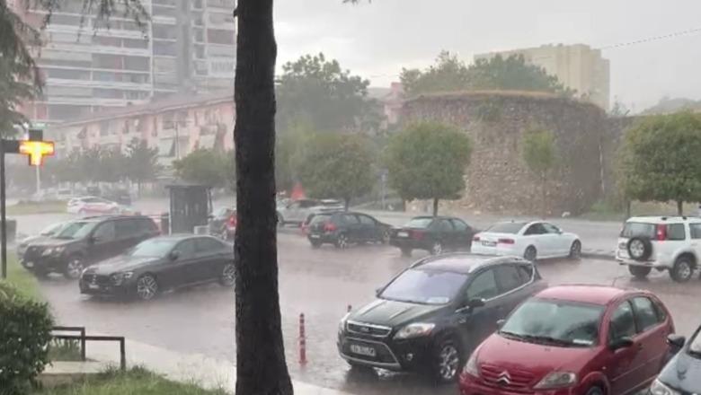 Stuhia me shi e breshër godet Elbasanin, rrugët përmbyten dhe era e fortë sjell probleme në qytet 1784893118 stuhi