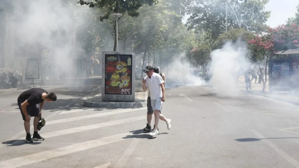 Tensionet gjatë protestës së djeshme para Kuvendit/ Goditën me sende të forta punonjësit e Policisë, sulmuan deputetët dhe një gazetar, arrestohen 19 protestues, procedohen 12 të tjerë 1 sd 1 1