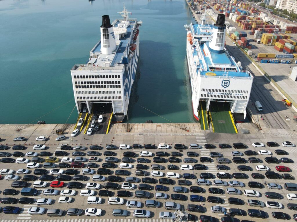 Rritet fluksi në portin e Durrësit, 5 mijë emigrantë e turistë mbërrijnë sot vetëm me tragete 1port55