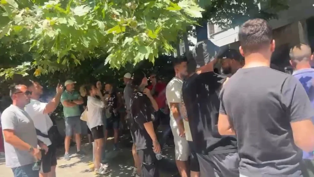 Zhvillohet seanca gjyqësore për 21 qytetarët e arrestuar, protestuesi me epilepsi shfaq probleme shëndetësore 21 protestues