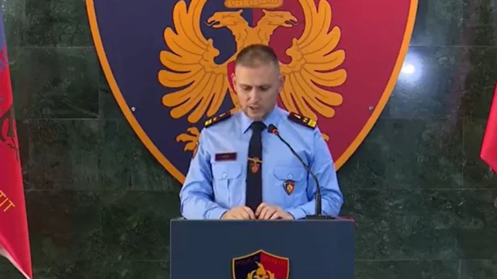 Pezullohet efektivi në Fier, drejtori i Policisë: Ka hyrë në një marrëdhënie të panevojshme me autoren e dhunës ndaj 17-vjeçares 2222222222222222222222222 sd