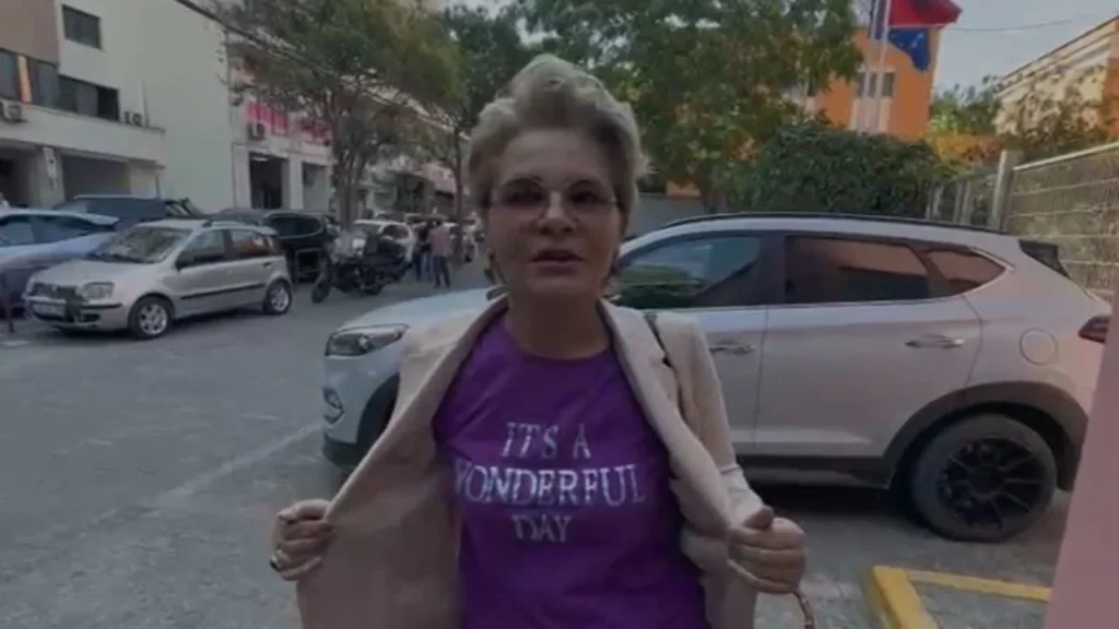 Sot gjyqi në themel për ish-çiftin, Monika Kryemadhi mbërrin në GJKKO me bluzën me mbishkrimin: Një ditë e mrekullueshme 2222222222222222 sd 1