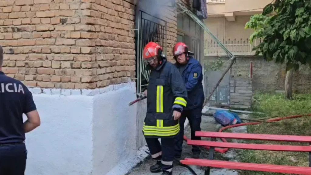 Zjarr në një banesë në Korçë, ndërron jetë i moshuari, detajet e para 222222222224T sd