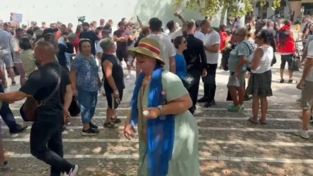 Protestuesit mblidhen te Kuvendi, vezë me emrat e deputetëve dhe bllokim rrugësh, policia ‘gardh’ para institucionit, deputetët ‘përplasje’ në seancë 4478754 sd 1 1200x675 1