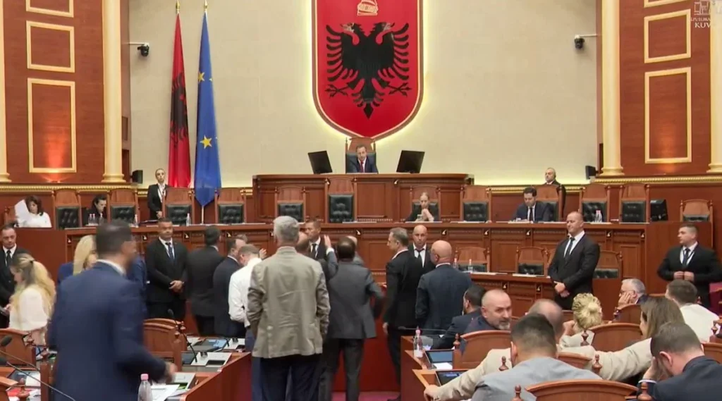 Tensione në Kuvend, deputetët e PD bllokojnë foltoren, seanca ndërpritet sërish 4578 2