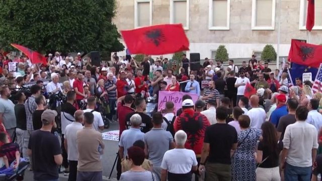 Kush e pengon daljen e udhëheqjes së Flamingove? 640 0 1782923241x1782757530 protesta 918