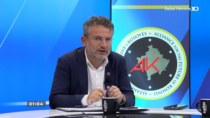 Berisha rimerr flamurin antiamerikan/ Bislimi: Berisha e Kurti përfaqësojnë frymën lindore, populli po ndahet prej tyre 800 0 1785345448xlabinot bislimi aak 4 444