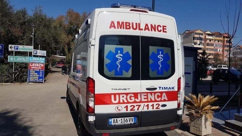 Tragjedi gjatë natës në Himarë, elektricisti rrëzohet nga shtylla elektrike dhe humb jetën 800 0 ambulance 123 770x433 1