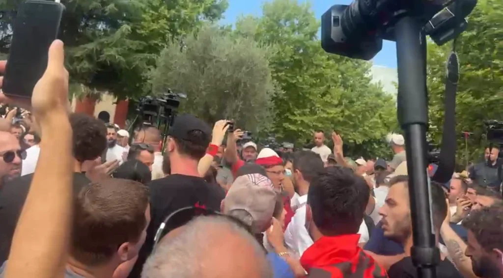 Adriatik Lapaj shkon te protestuesit para Kuvendit, ata e largojnë DFGHDFGDF