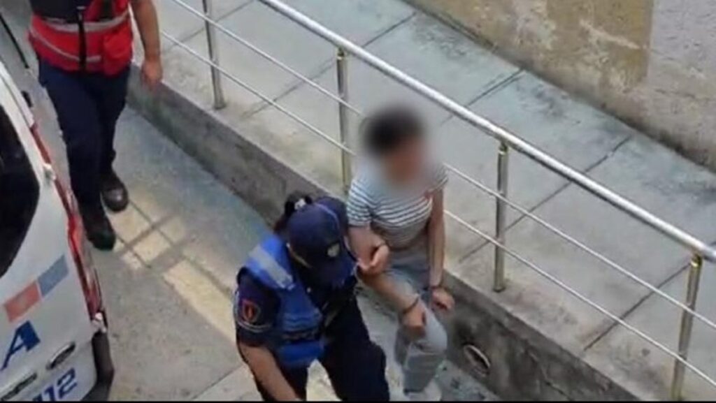 Dhunuan dhe filmuan të miturën në Fier, tre adoleshentet dalin para gjykatës Fier 1