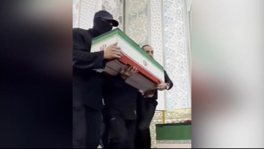 U pretendua se ishte Mojtaba, zbulohet identiteti i burrit me maskë në funeralin e Ali Khameneit Javad