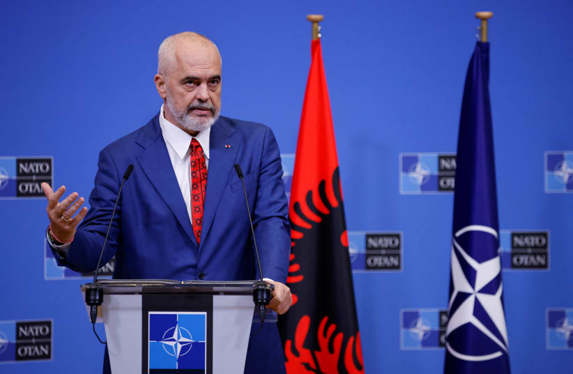 Rama dhe bashkëshortja e tij nisen për në Ankara për Samitin e NATO-s Rama NATO