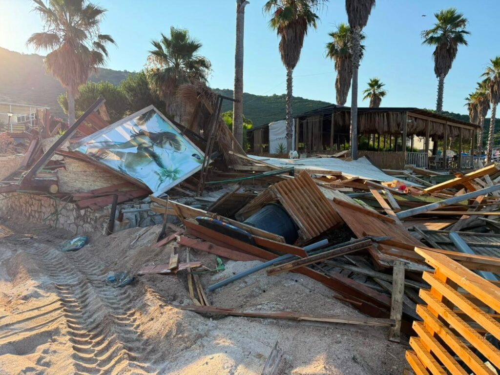 IKMT zbarkon në Jalë, shembet një beach bar pa leje! Vijojnë kontrollet përgjatë bregdetit WhatsApp Image 2026 07 03 at 8.53.29 AM